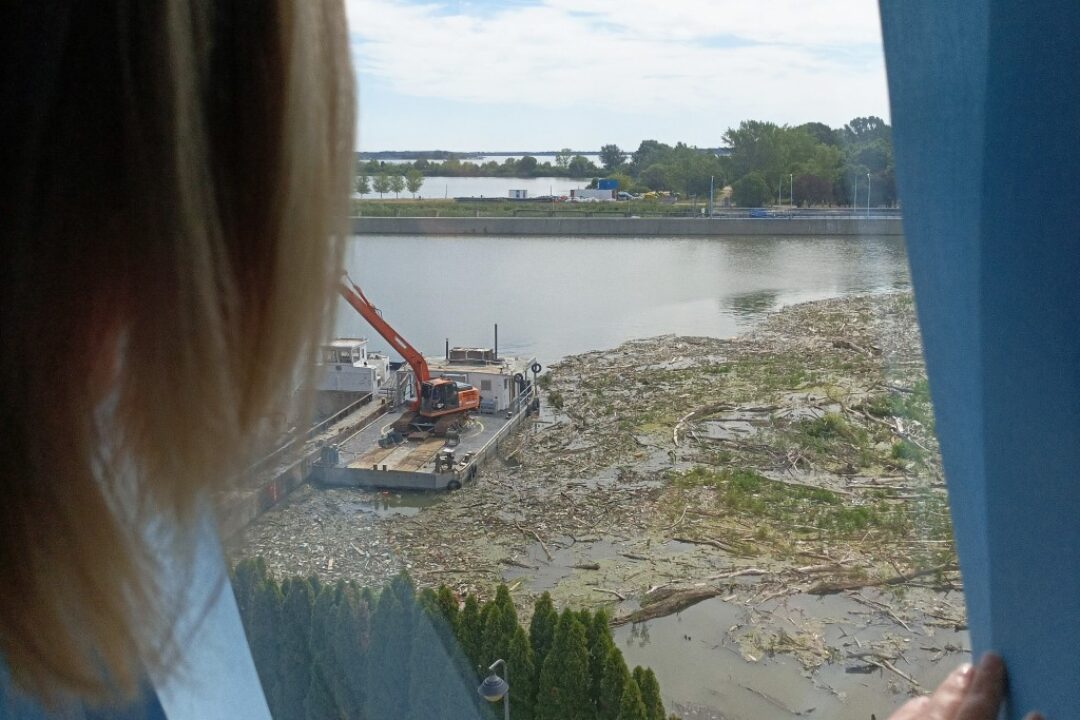 TID(Y)UP – WINDOW WITH A VIEW – TISZA ROUNDTABLE ABOVE A 1.4 HECTARE LARGE PLASTIC ACCUMULATION