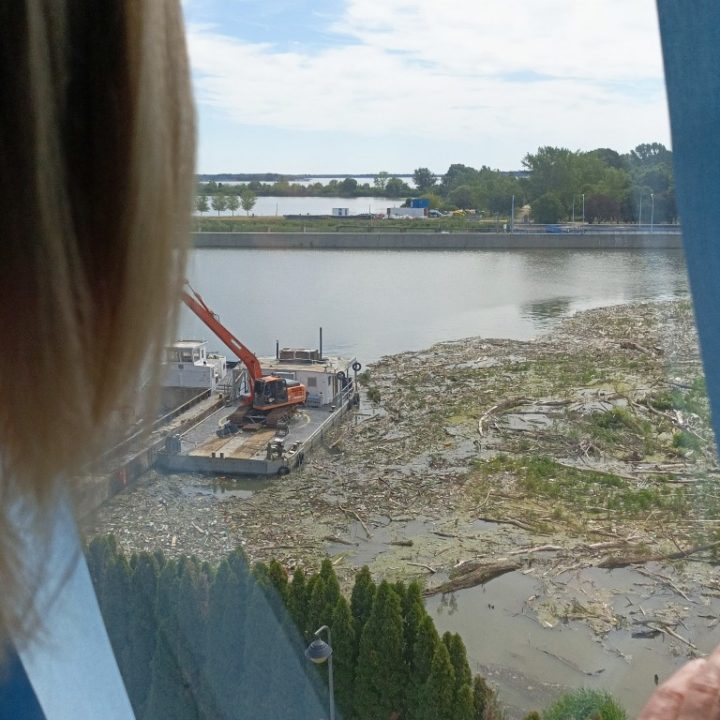 TID(Y)UP – WINDOW WITH A VIEW – TISZA ROUNDTABLE ABOVE A 1.4 HECTARE LARGE PLASTIC ACCUMULATION